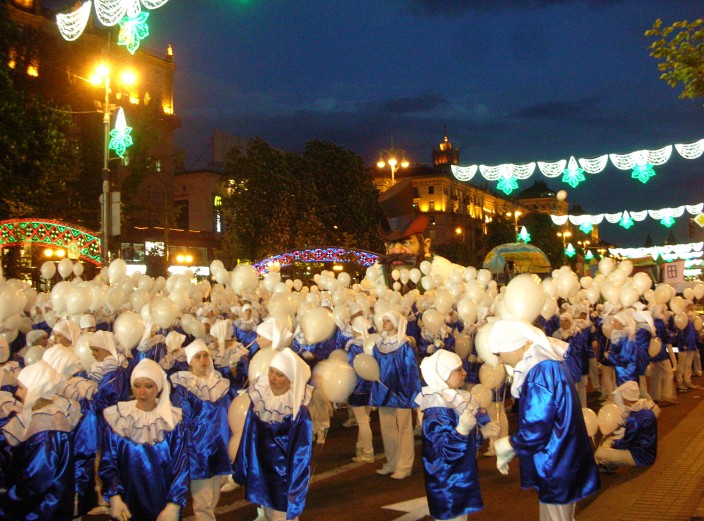 March of the white balloon girls, Krischatyk Street